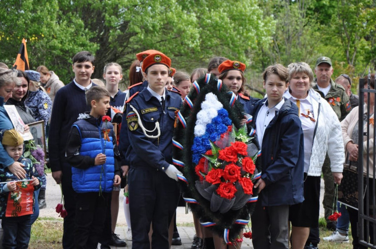 День Победы - великая дата. В ней и подвиг, и свет, и печаль. Сегодня на братском захоронении в поселке Большие Горки состоялся митинг, посвященный 79-й годовщине со дня Победы в Великой Отечественной войне..